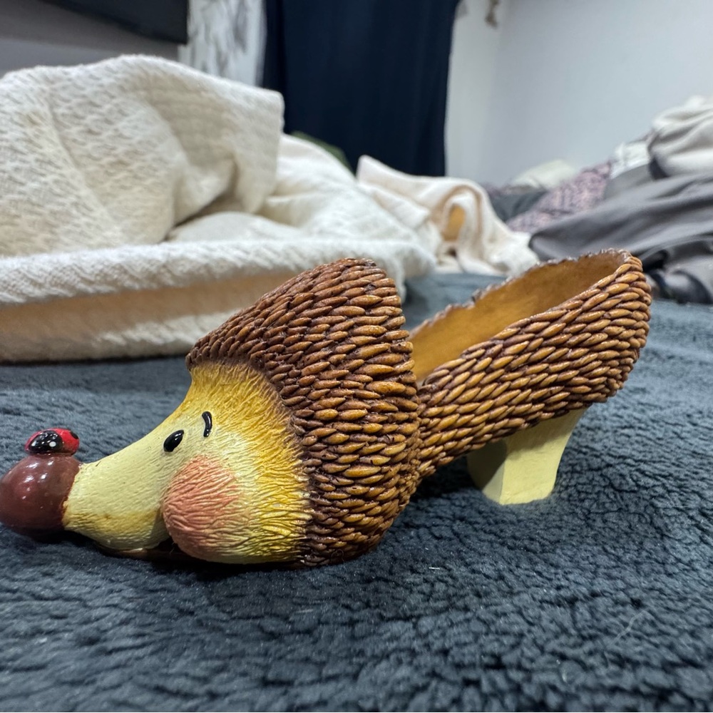 Willow Hall, Shoo Shoo, Shuffle Shuffle, Hedgehog Figurine, Design No. 3